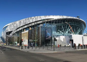 Toàn cảnh sân vận động Tottenham Hotspur nhìn từ đường High Road, biểu tượng mới của Ngoại hạng Anh