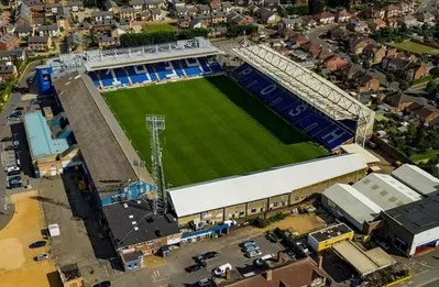 Toàn cảnh sân vận động Weston Homes Stadium, sân nhà của Peterborough United, nhìn từ trên cao