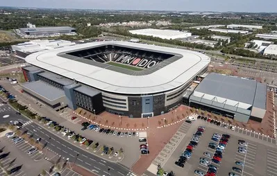 Toàn cảnh Stadium MK từ trên cao, sân nhà của MK Dons nổi bật giữa thành phố Milton Keynes