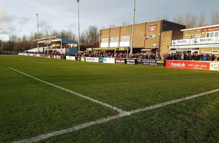 Tổng quan các khán đài sân Mariners Park, thể hiện không khí bóng đá hạng dưới Anh