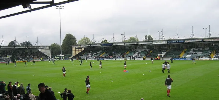 Trận đấu giữa Yeovil Town và Nottingham Forest trên sân Huish Park với không khí sôi động