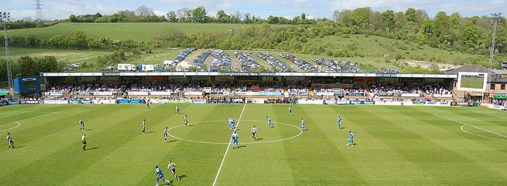 Trận đấu hấp dẫn giữa Wycombe Wanderers và Notts County trên sân Adams Park.