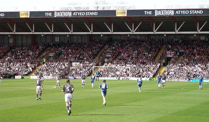 Trận đấu sôi động giữa Bristol City và Cardiff City trên sân Ashton Gate
