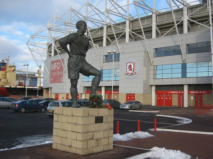 Tượng đài George Hardwick, một huyền thoại của CLB Middlesbrough, đặt trang trọng tại sân Riverside.