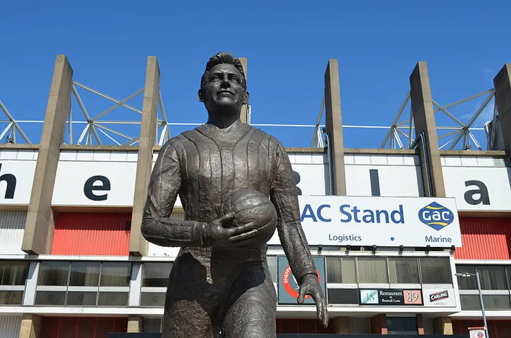 Tượng Joe Shaw, huyền thoại có số lần ra sân nhiều nhất cho Sheffield United, đặt tại Bramall Lane