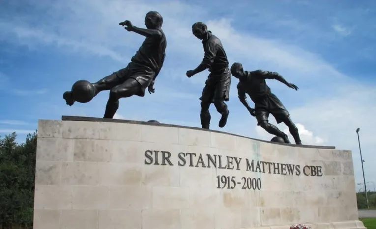 Tượng Sir Stanley Matthews huyền thoại bên ngoài sân Bet365 của Stoke City